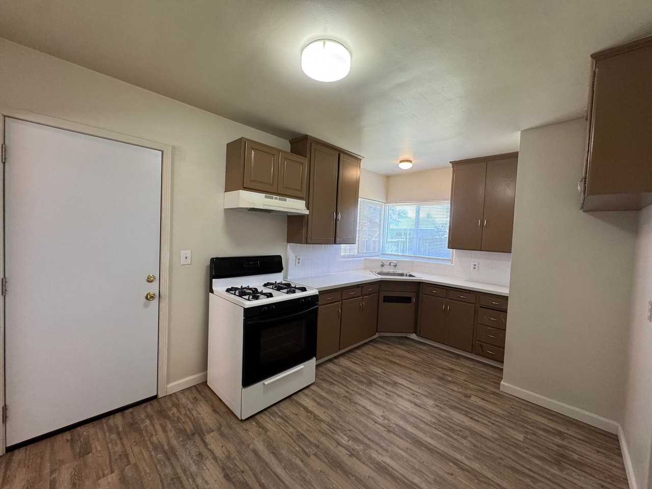 2426 E Dayton Ave - Photo 3 of 15