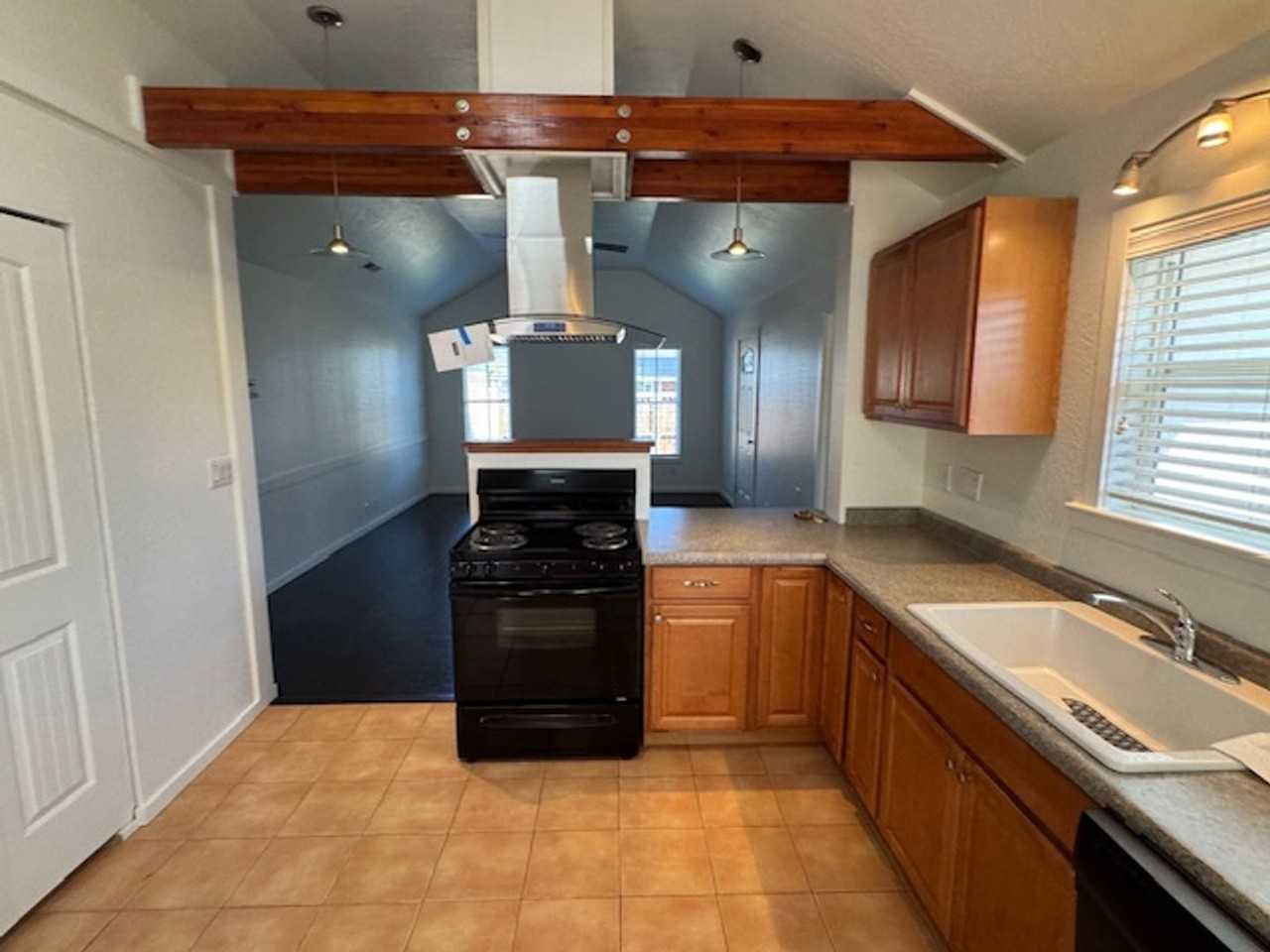 1310 Swayze Ln - Photo 3 of 18