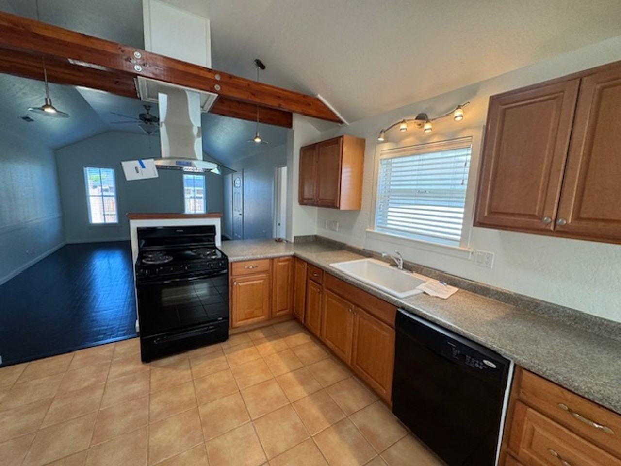 1310 Swayze Ln - Photo 4 of 18