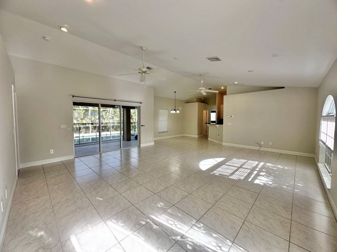 300 Sw 24th Pl - Photo 4 of 30
