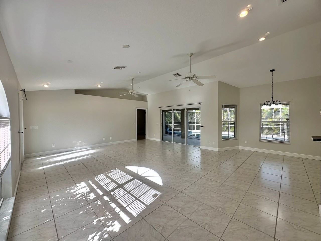 300 Sw 24th Pl - Photo 5 of 30