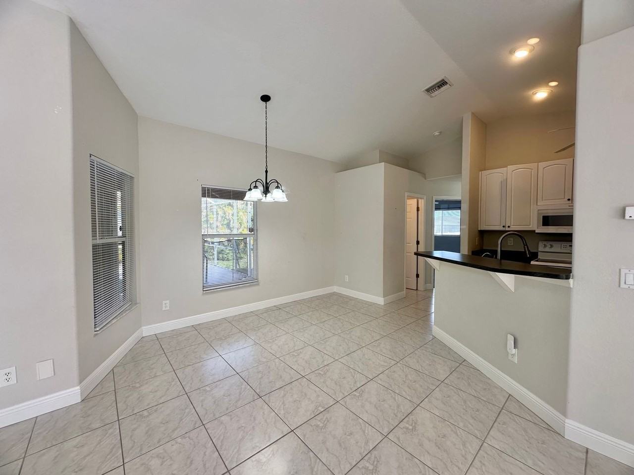 300 Sw 24th Pl - Photo 7 of 30