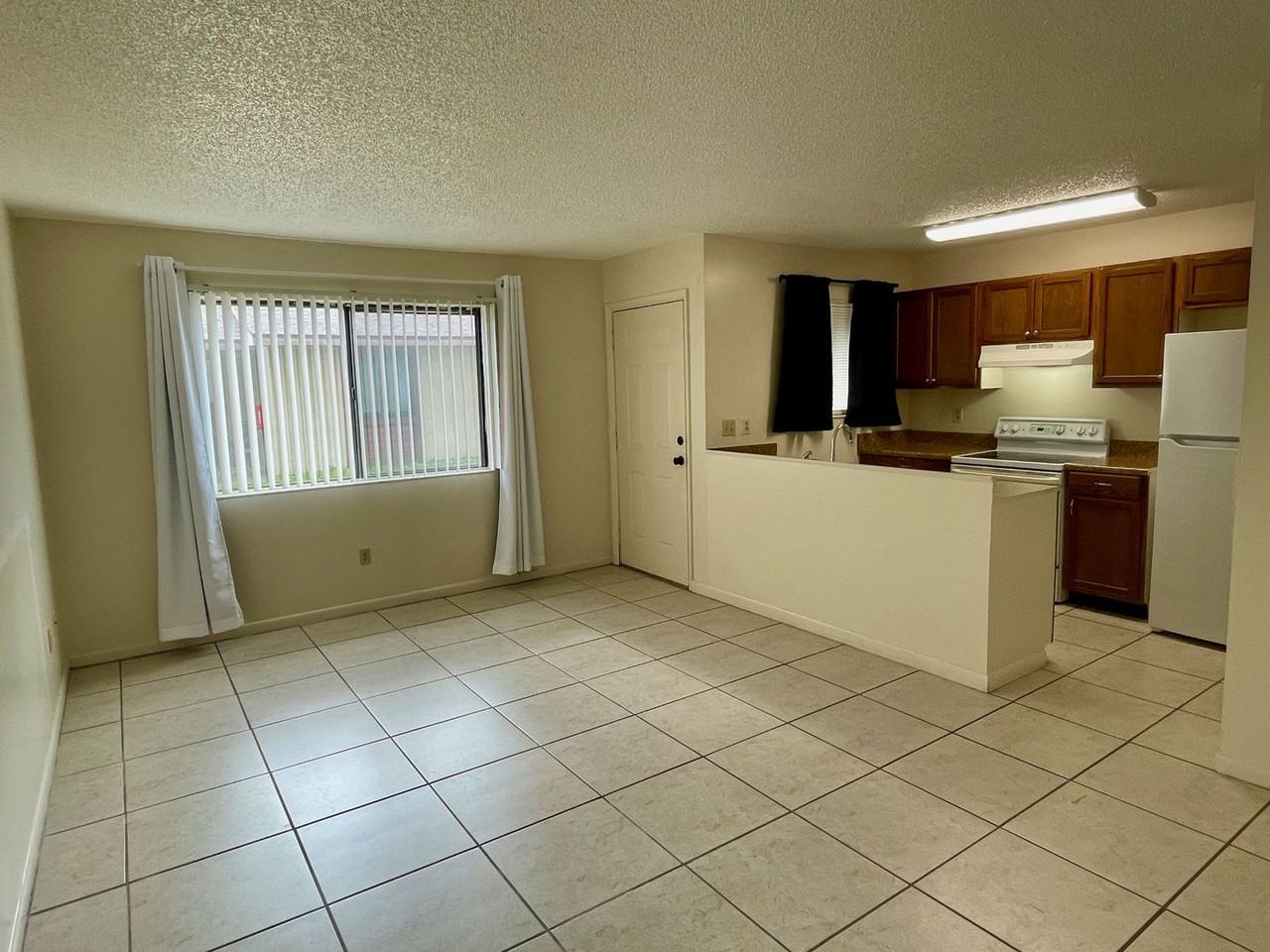 1050 N Fiske Blvd - Photo 3 of 14