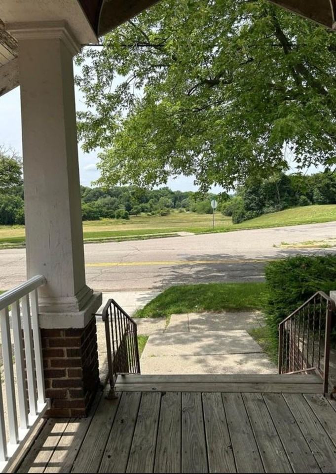 1605 Kearsley Park Blvd - Photo 3 of 24