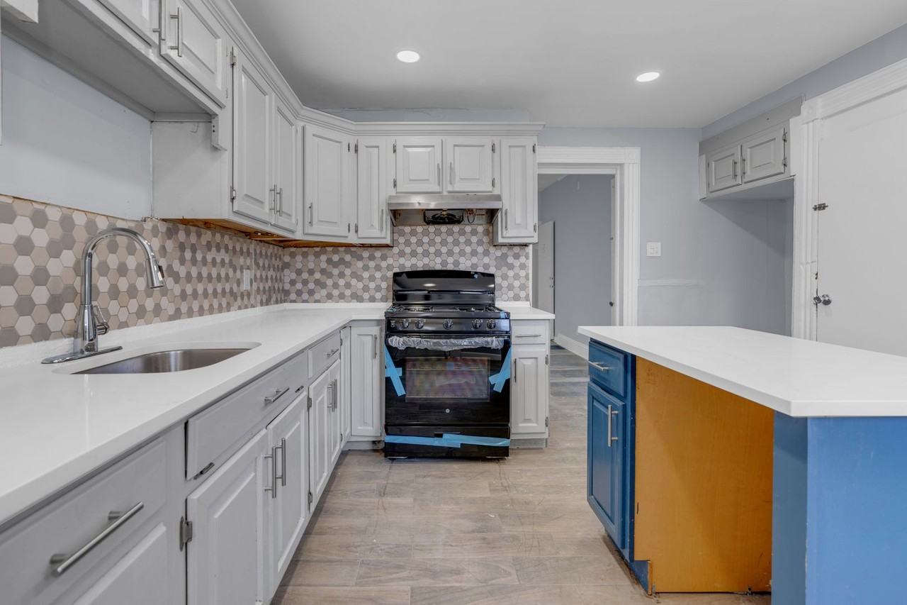 555 Jefferson Ave - Photo 2 of 19