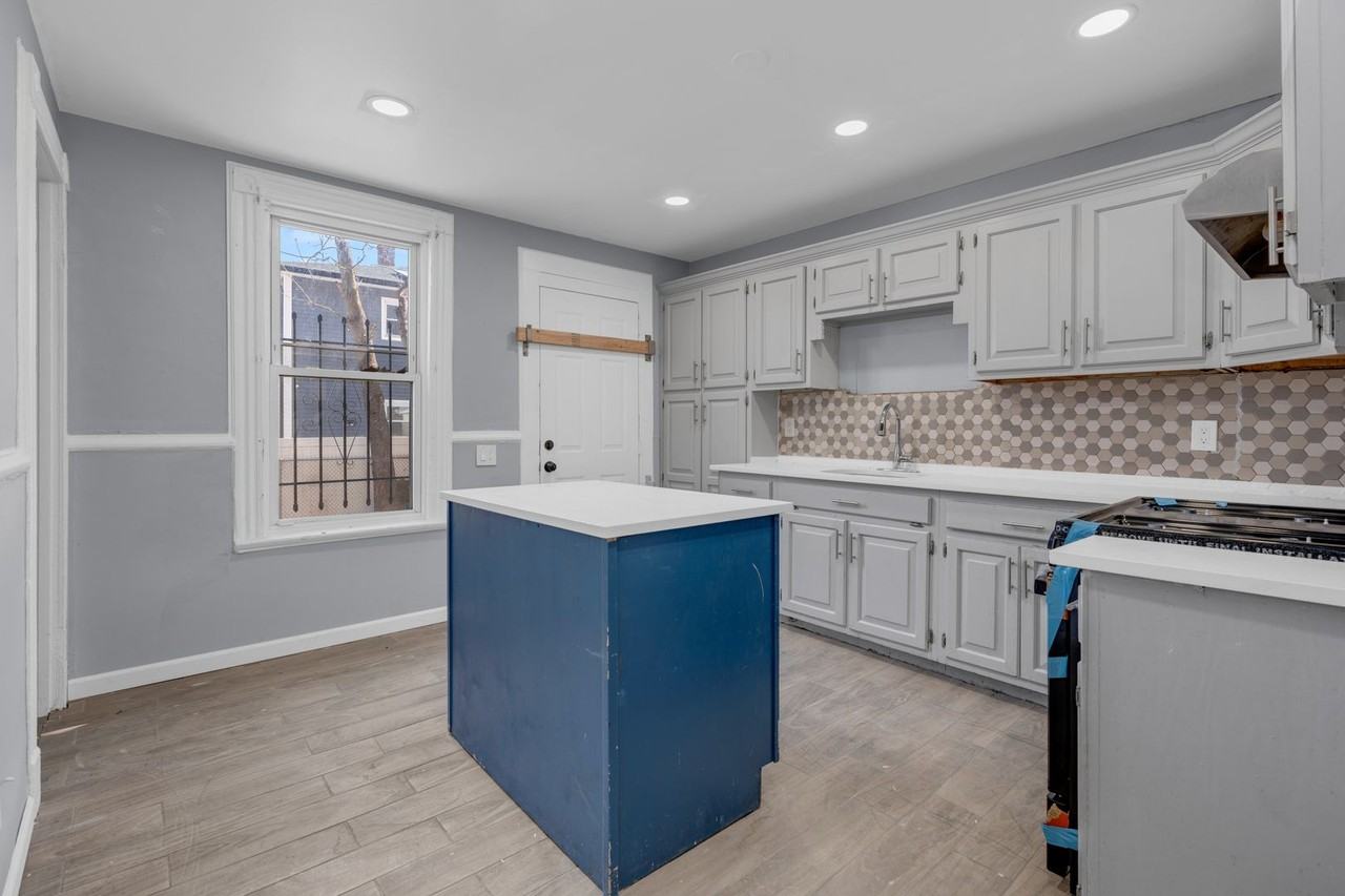 555 Jefferson Ave - Photo 3 of 19