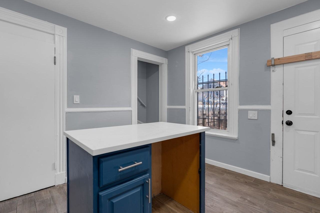 555 Jefferson Ave - Photo 4 of 19