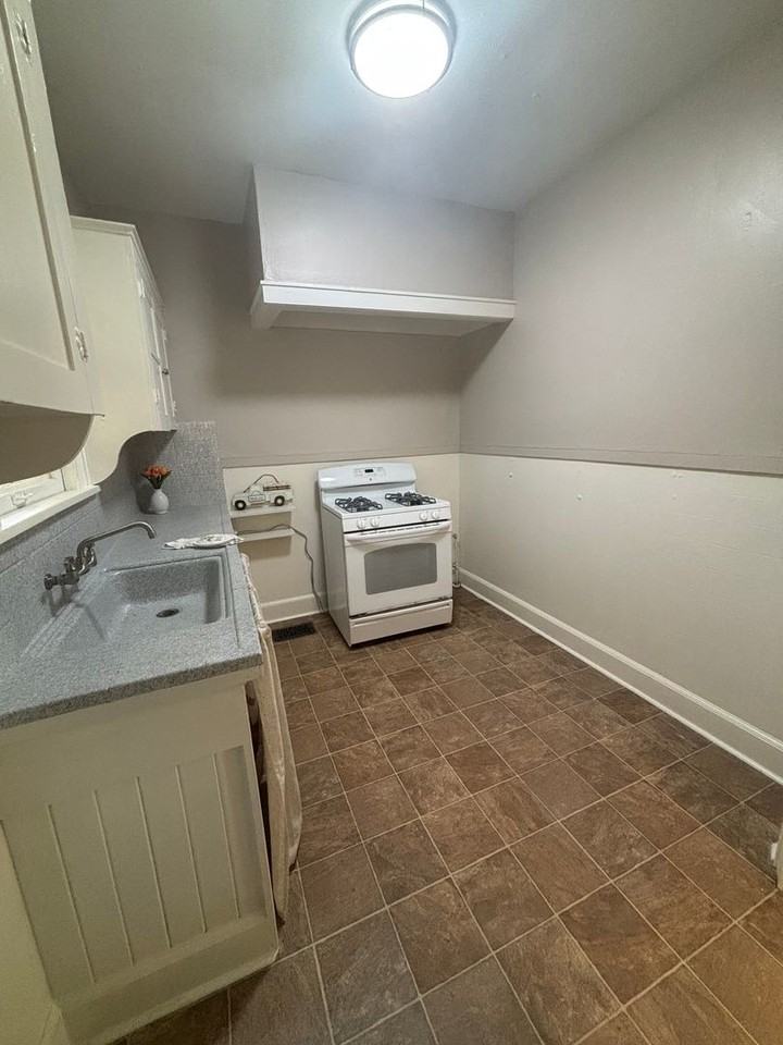 3307 Creswell Ave - Photo 6 of 15