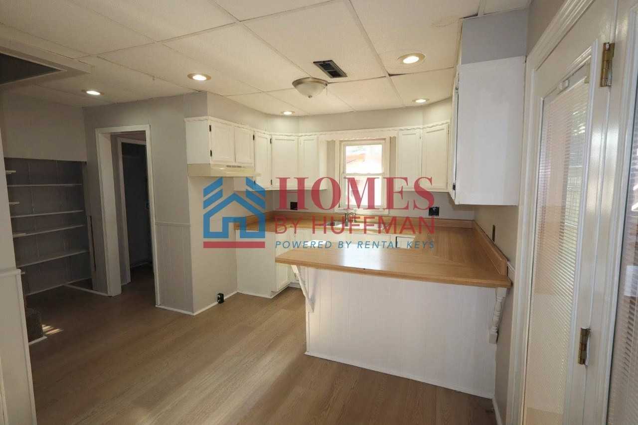 1219 Harriet St - Photo 7 of 20