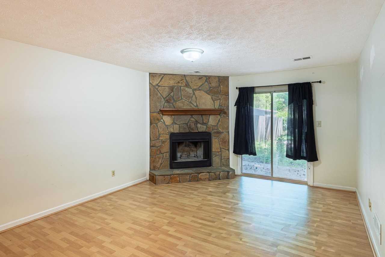 5640 Waterford Ct - Photo 4 of 20