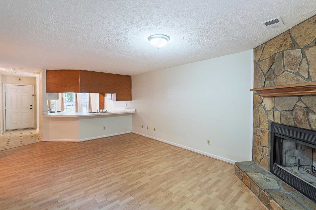 5640 Waterford Ct - Photo 5 of 20