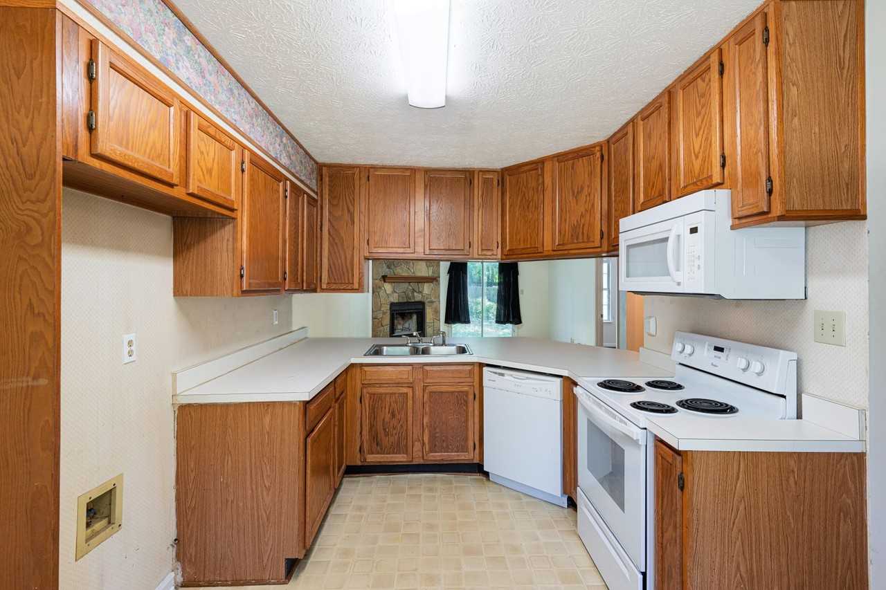 5640 Waterford Ct - Photo 6 of 20