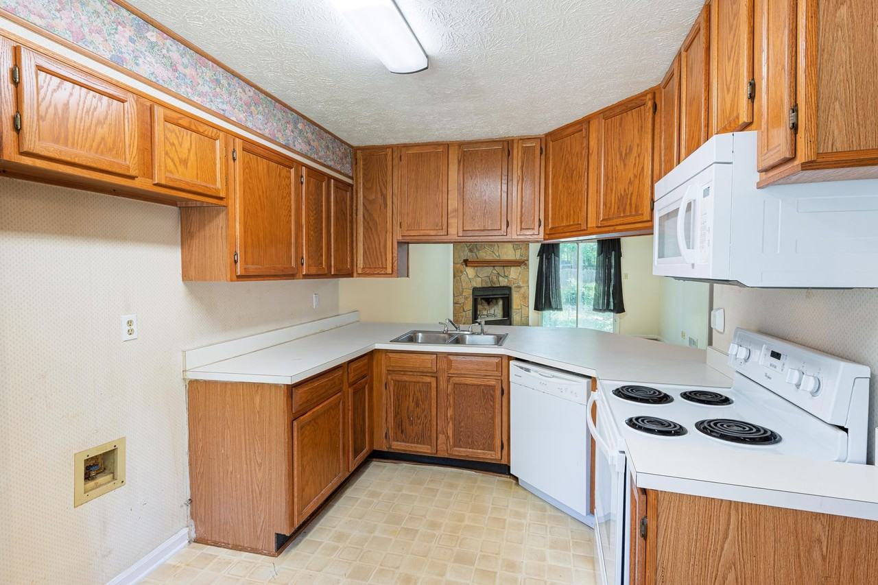 5640 Waterford Ct - Photo 7 of 20