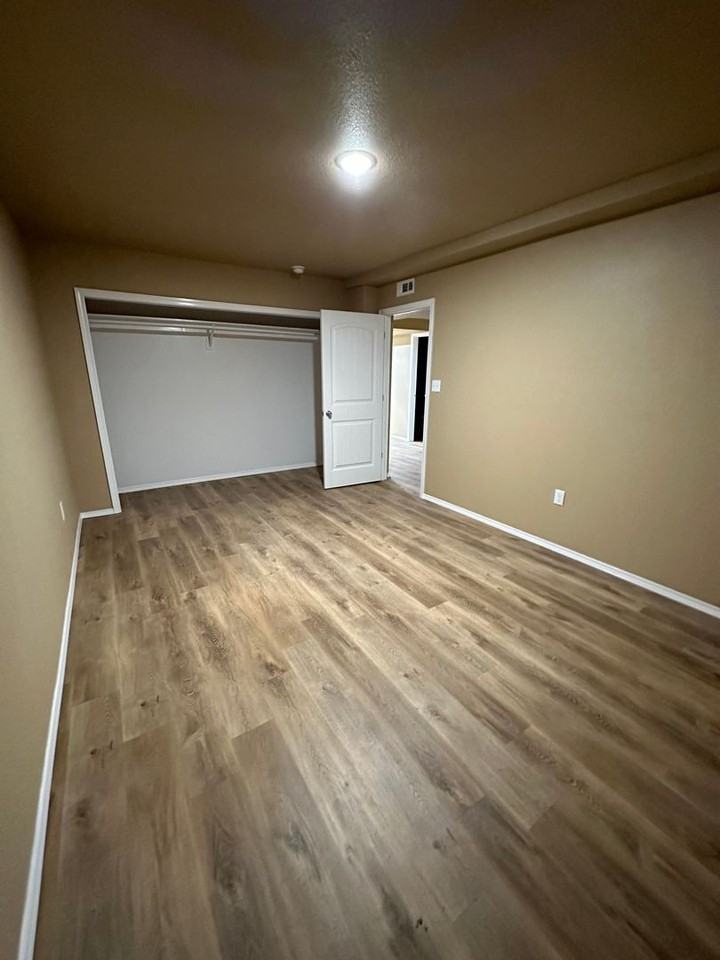 1515 Oak Grove Rd - Photo 6 of 15