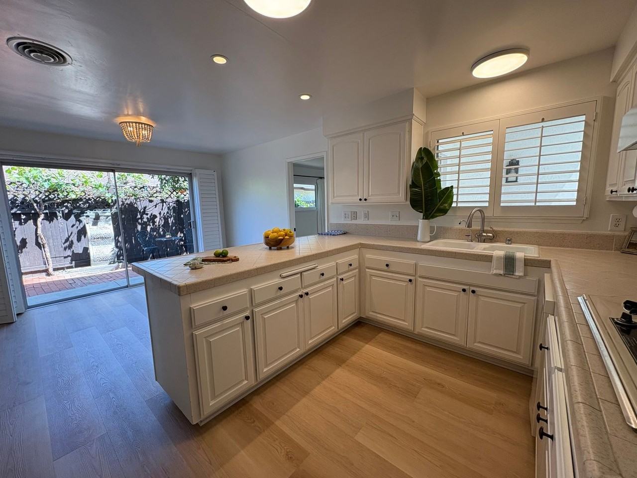 8105 Tiara St - Photo 4 of 21