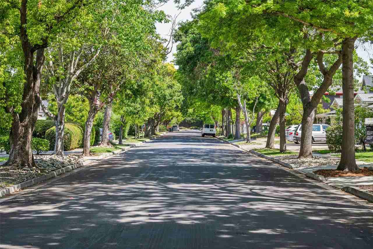 1025 Oakland Ave - Photo 2 of 24