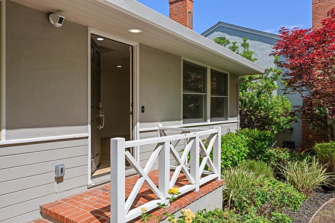 1025 Oakland Ave - Photo 3 of 24