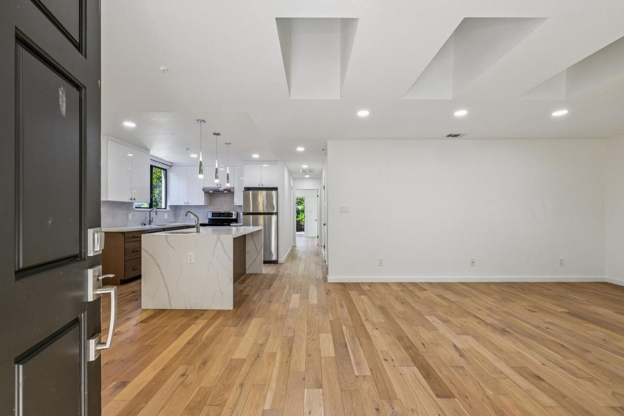 1025 Oakland Ave - Photo 4 of 24