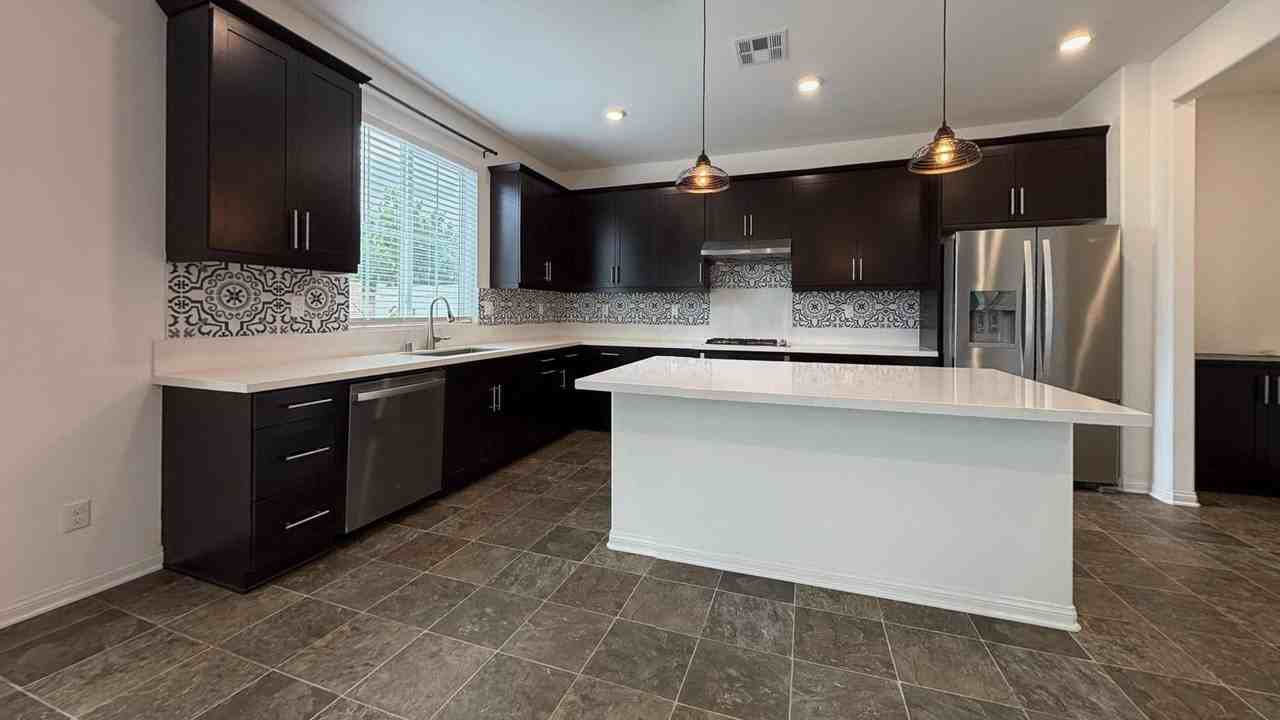 1685 Camellia Ln - Photo 6 of 31