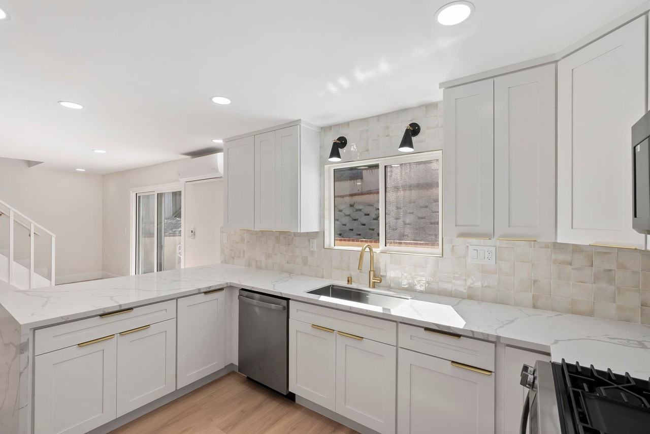 3646 Curlew St. - Photo 4 of 43