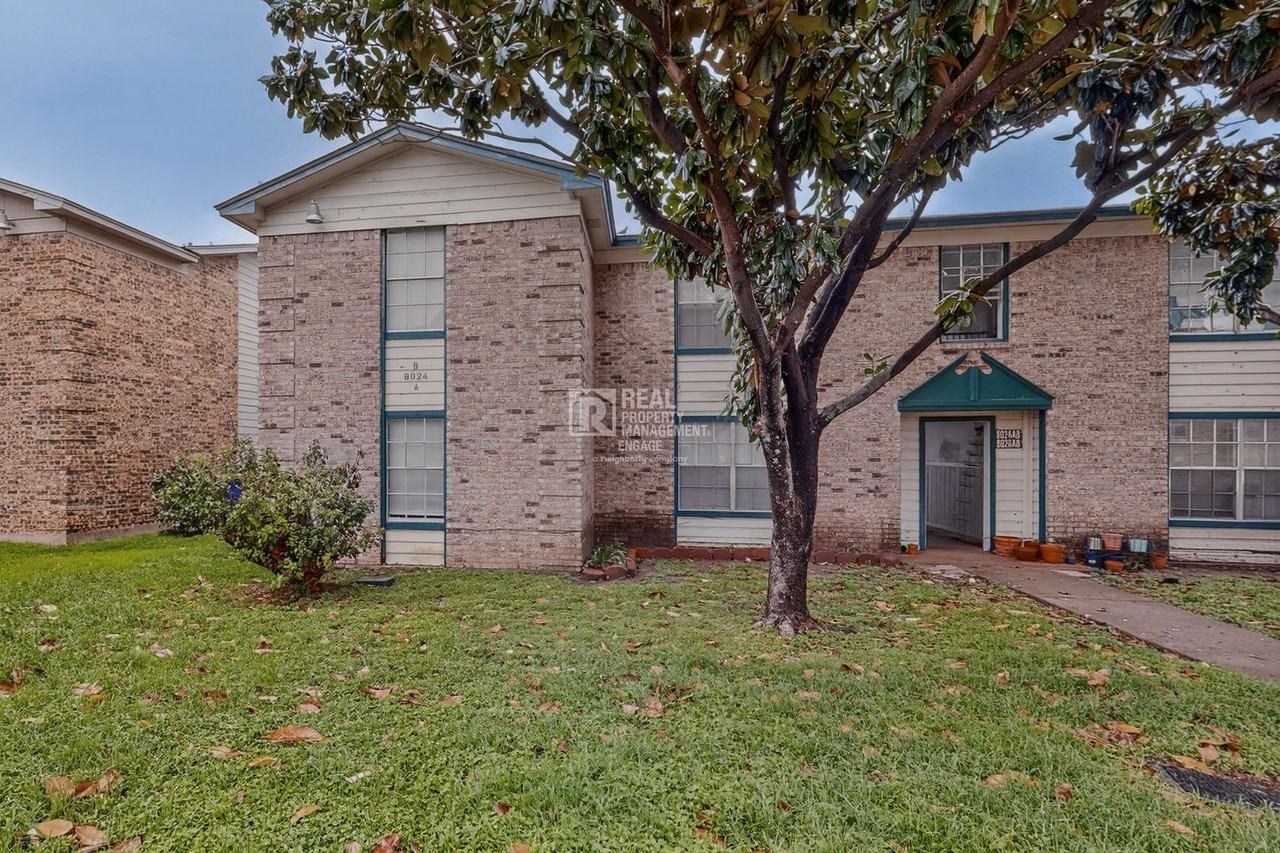 8024 Cambridge Cir - Photo 3 of 30