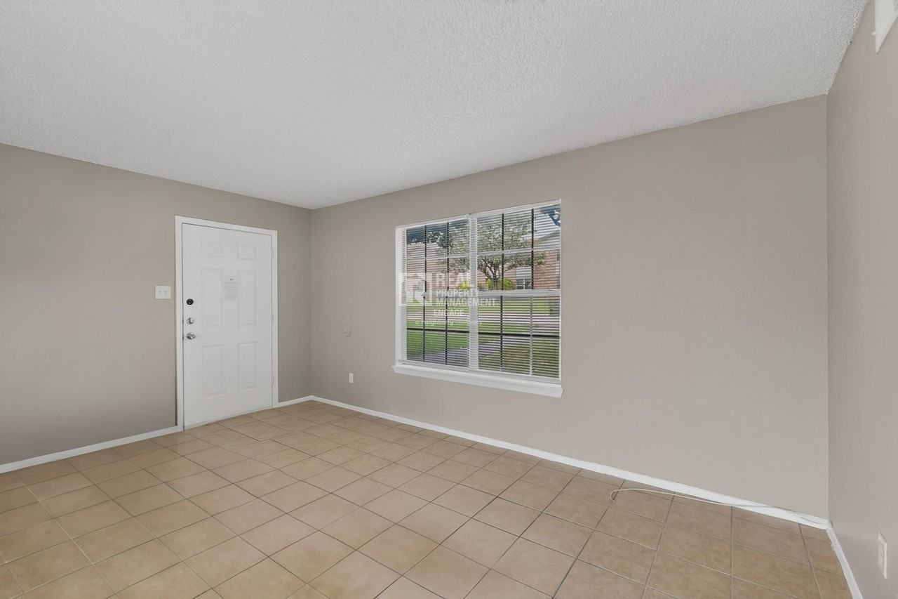 8024 Cambridge Cir - Photo 5 of 30