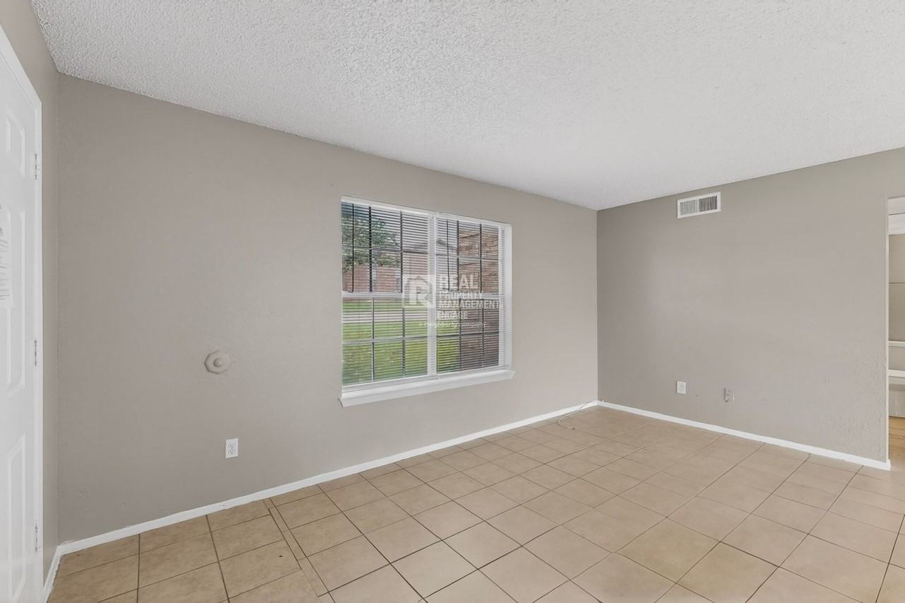 8024 Cambridge Cir - Photo 6 of 30