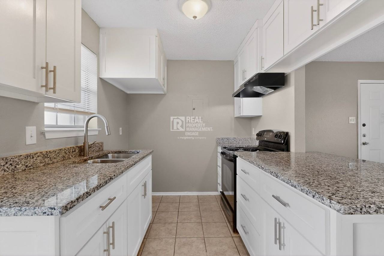 8024 Cambridge Cir - Photo 2 of 30