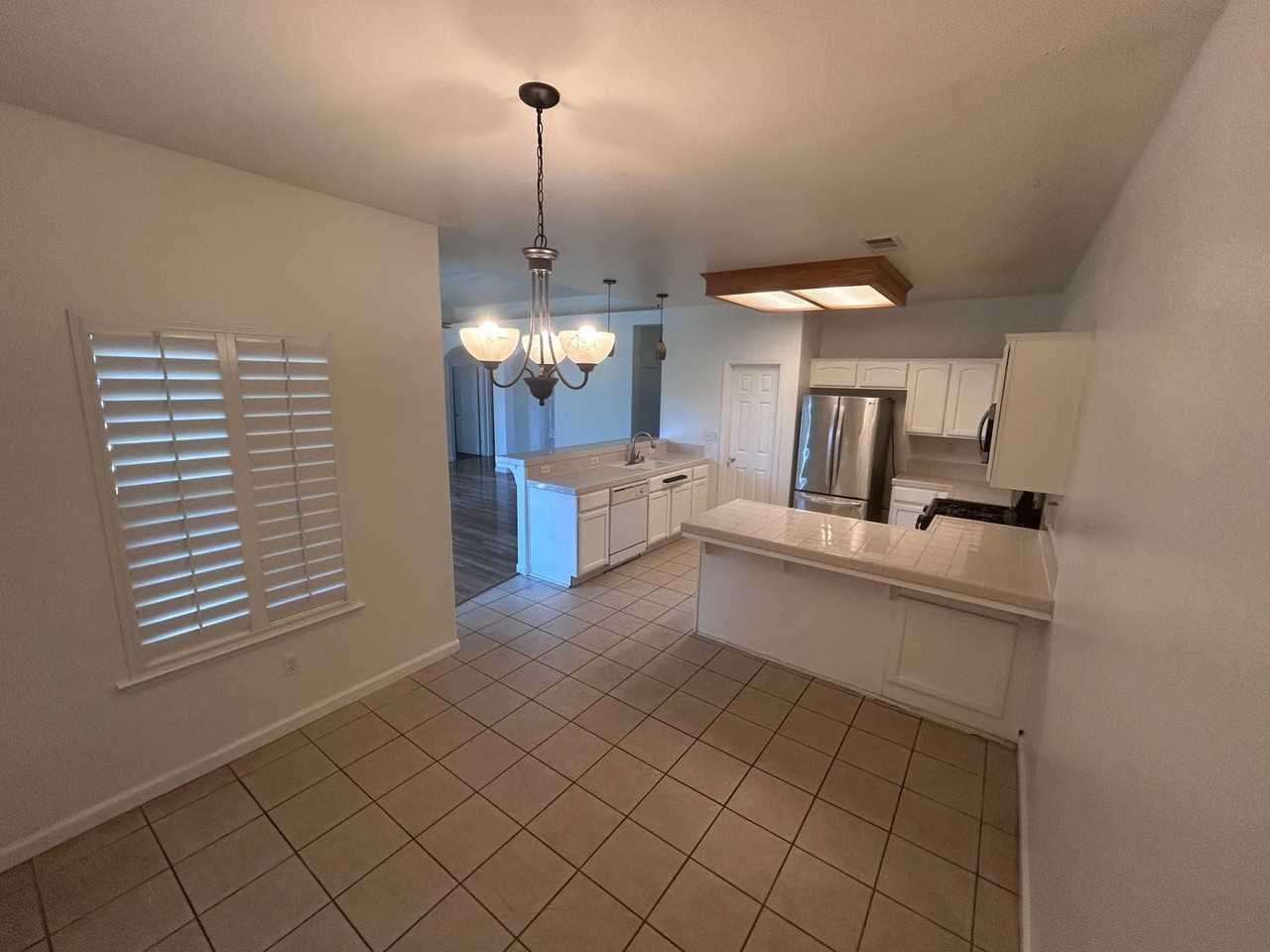 1727 Linden St - Photo 3 of 17