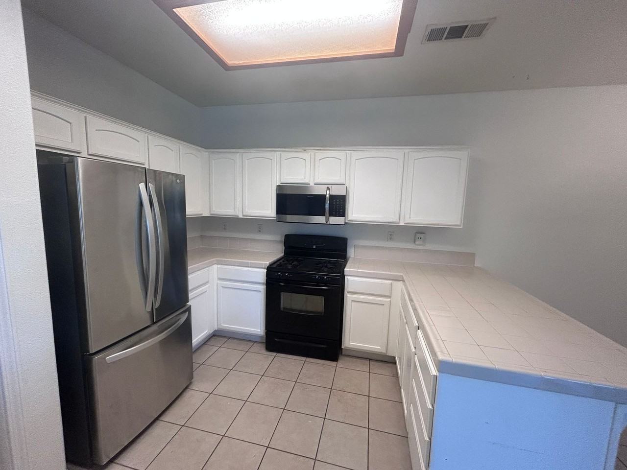 1727 Linden St - Photo 5 of 17