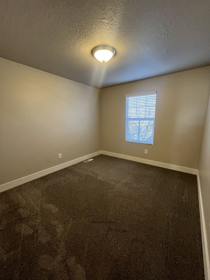 2310 2310 West 688 South - Photo 4 of 27