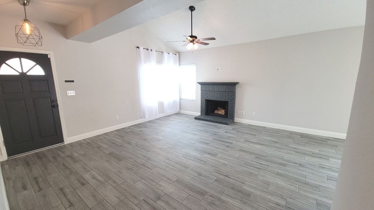 511 W Dennis Ct - Photo 2 of 38