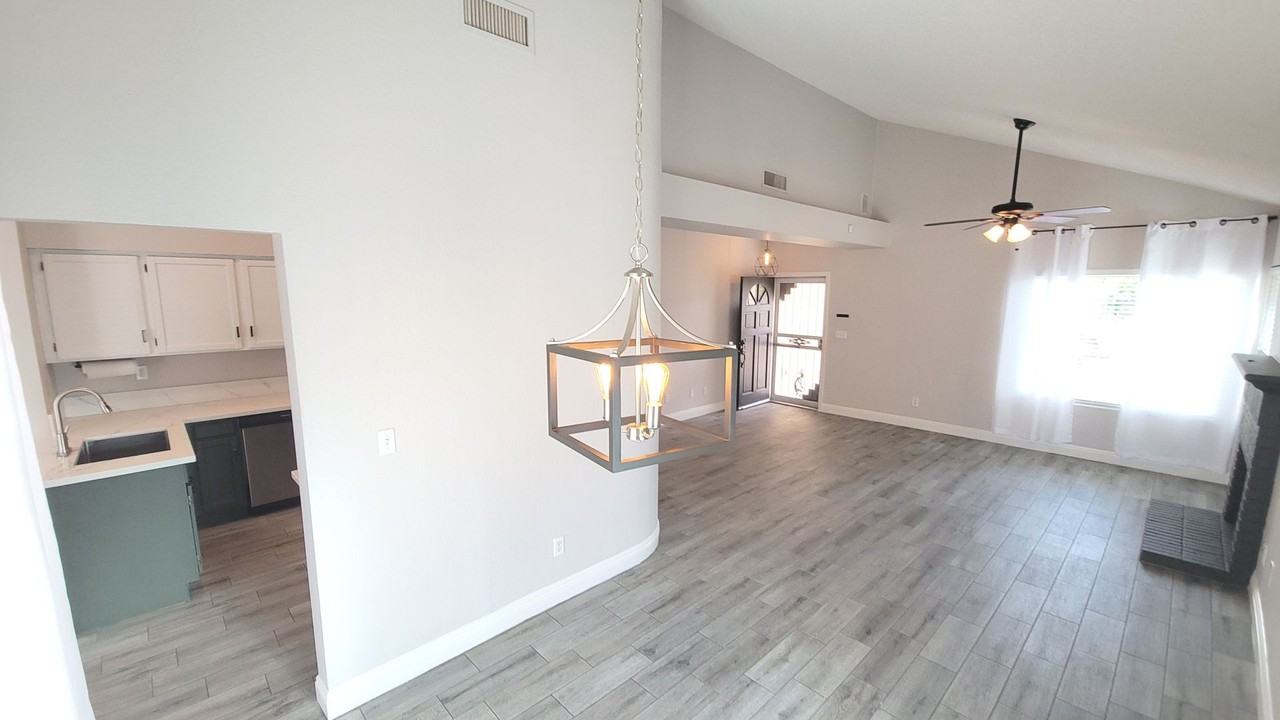 511 W Dennis Ct - Photo 3 of 38