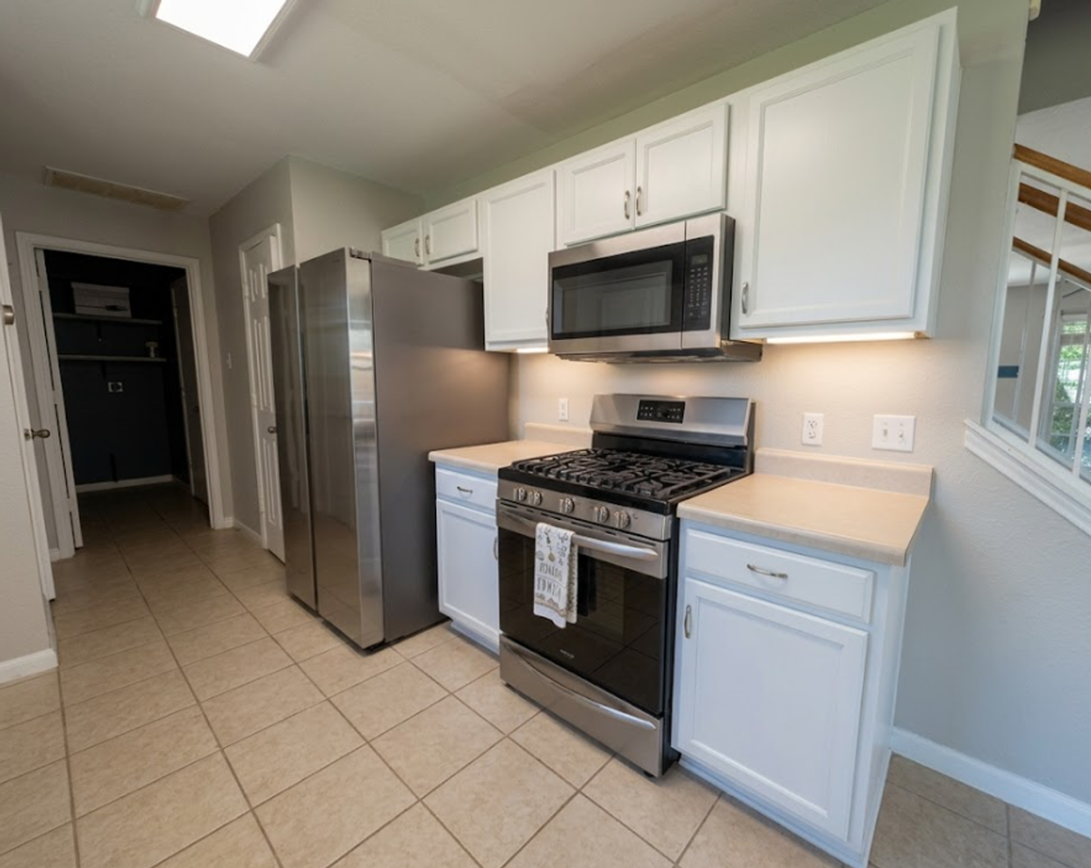 1002 Clayton Dr - Photo 5 of 17