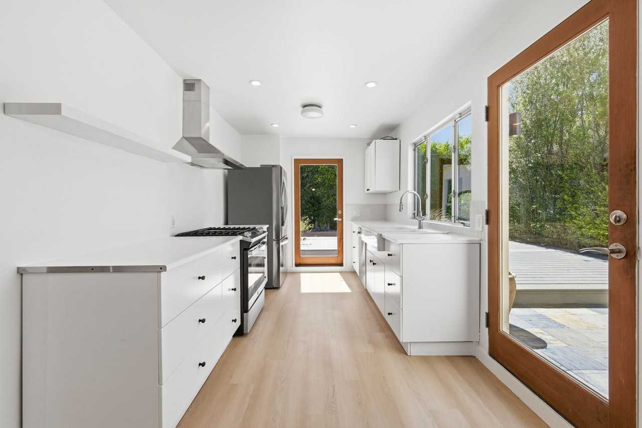 12935 Gilmore Ave - Photo 2 of 29