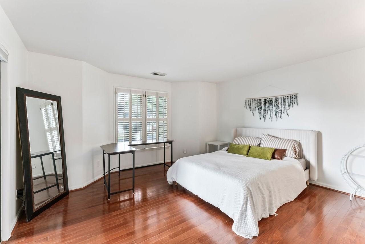 2719 Selwyn Ave #8 - Photo 4 of 10