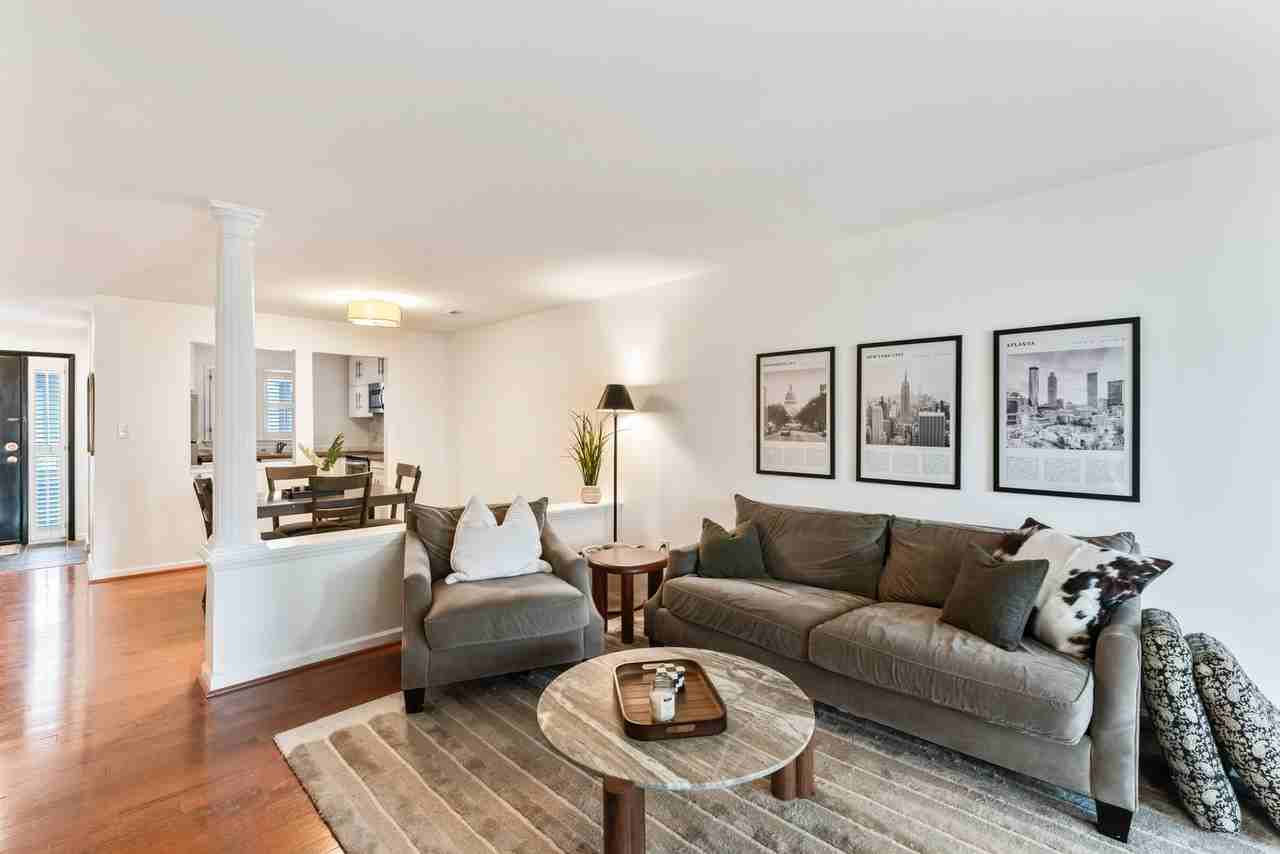 2719 Selwyn Ave #8 - Photo 5 of 10