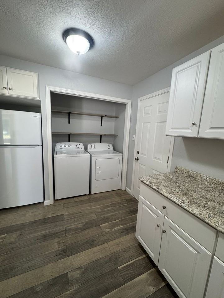 1129 Eugene Ave - Photo 6 of 20