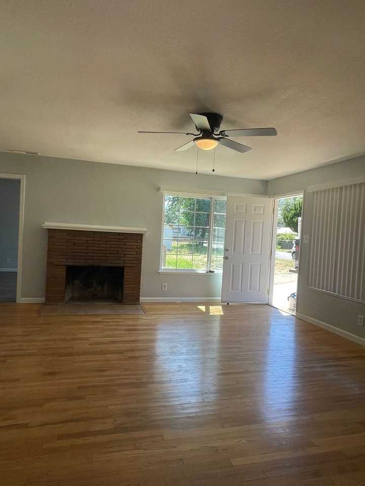 1129 Eugene Ave - Photo 4 of 20