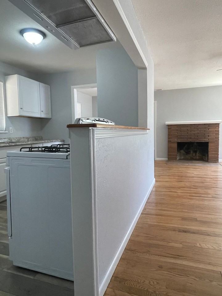 1129 Eugene Ave - Photo 3 of 20