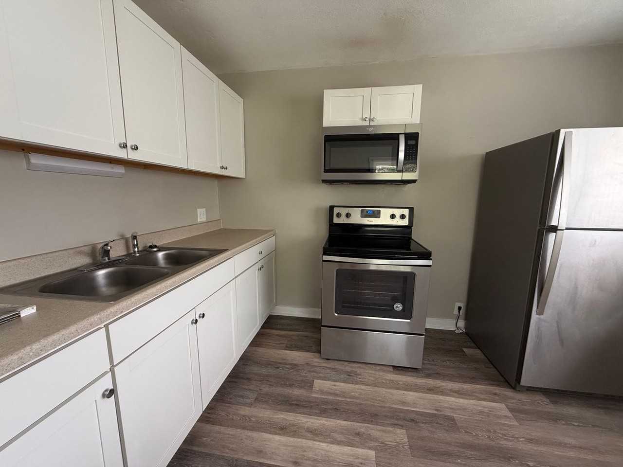 904 W Main St - Photo 2 of 4