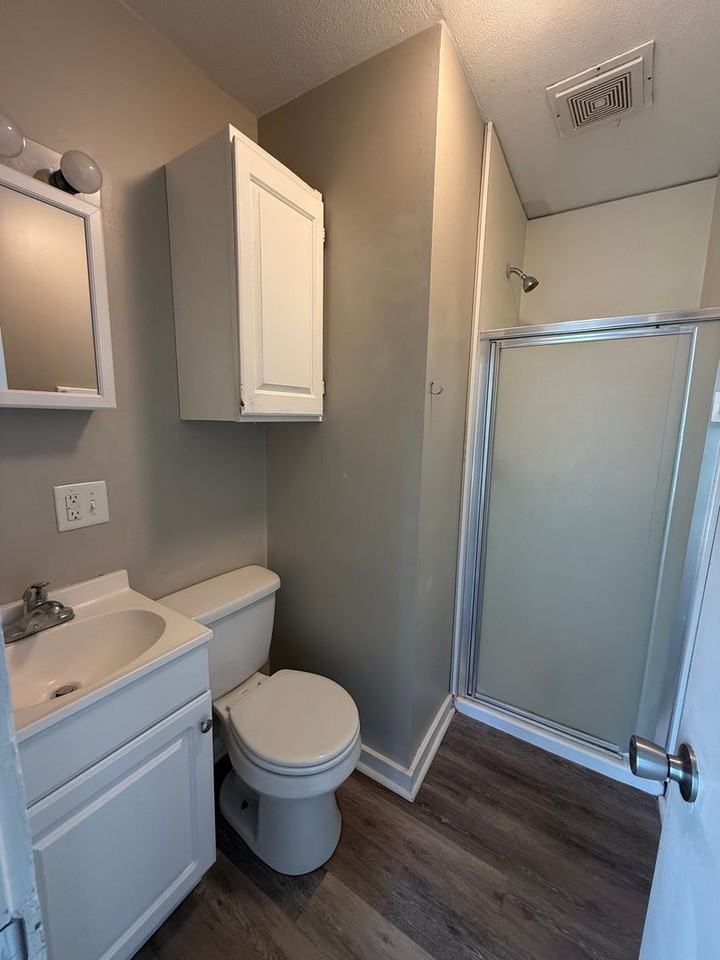 904 W Main St - Photo 3 of 4