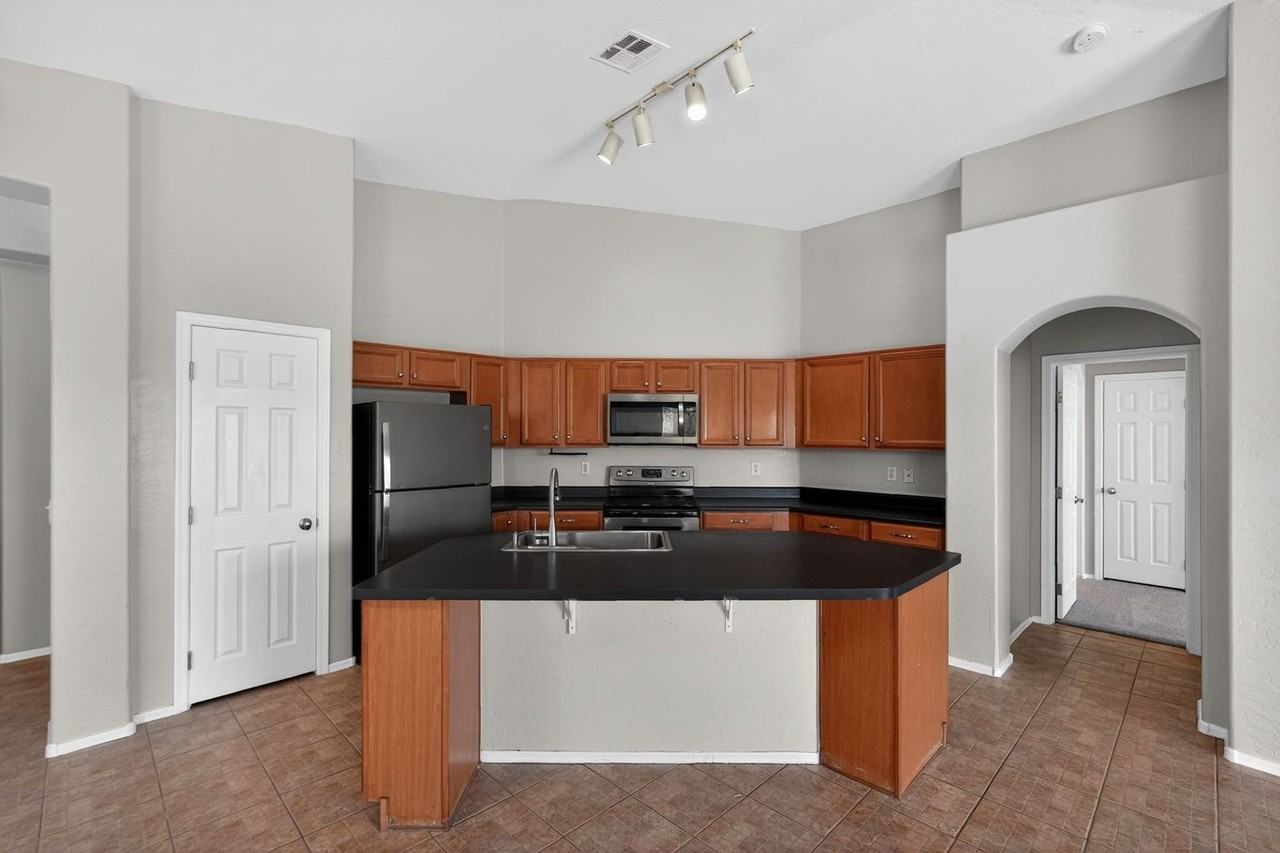 14843 W Wethersfield Rd - Photo 6 of 33