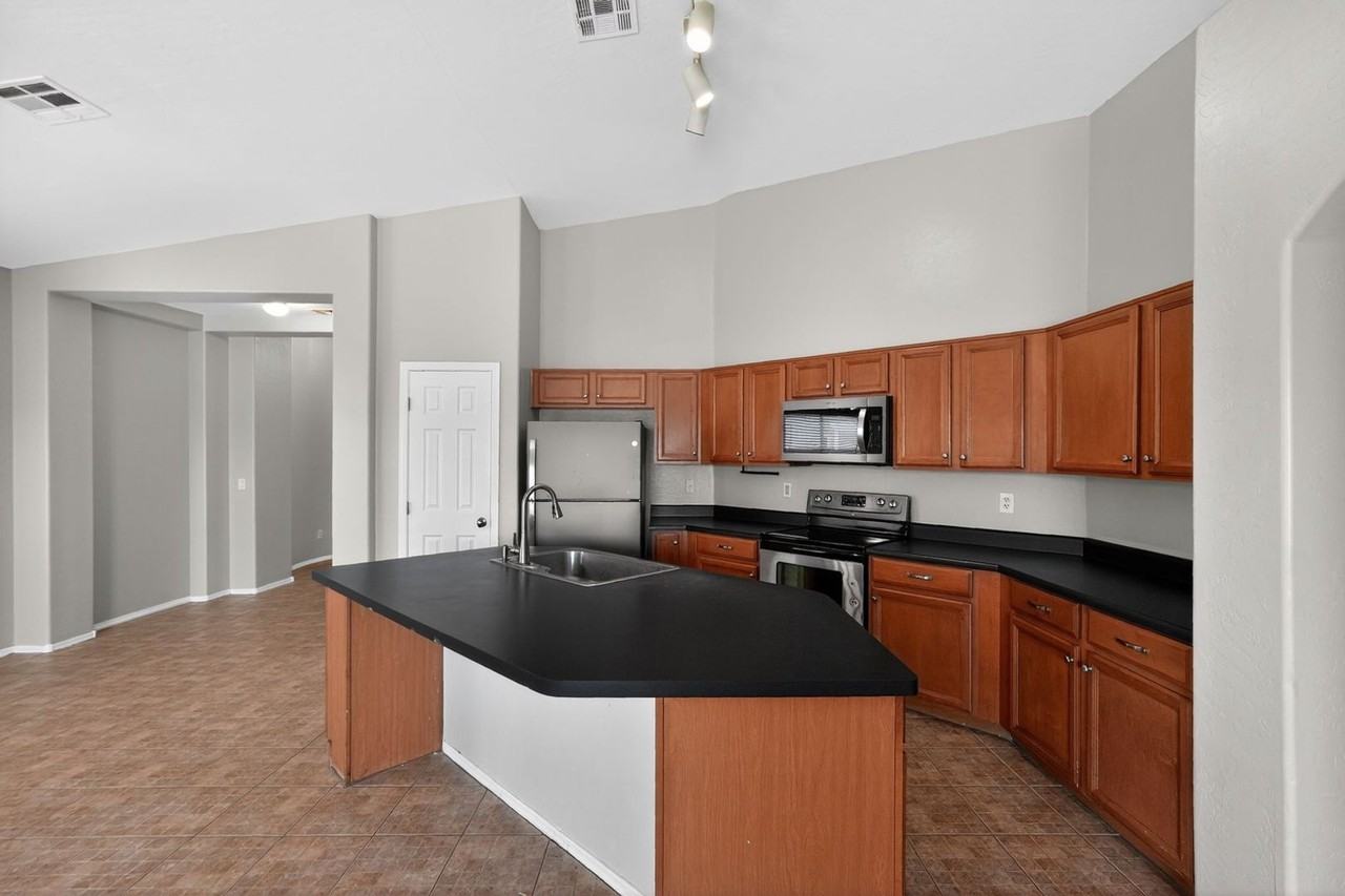 14843 W Wethersfield Rd - Photo 7 of 33