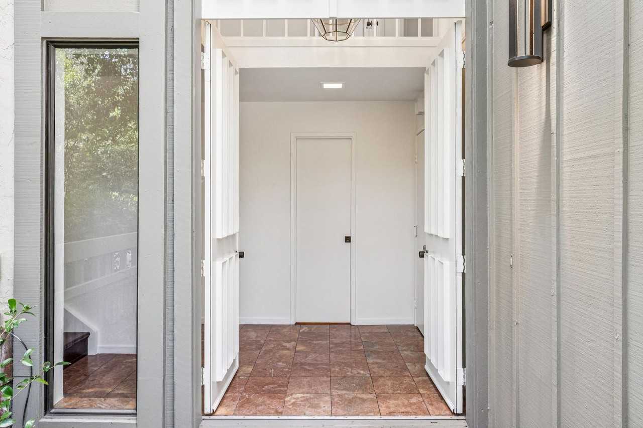 500 Sand Hill Cir - Photo 2 of 32