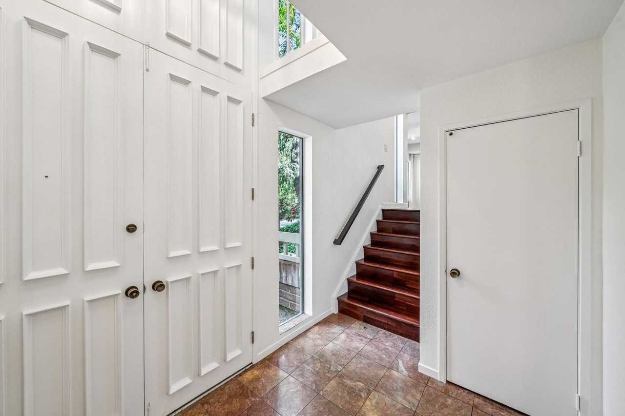 500 Sand Hill Cir - Photo 3 of 32