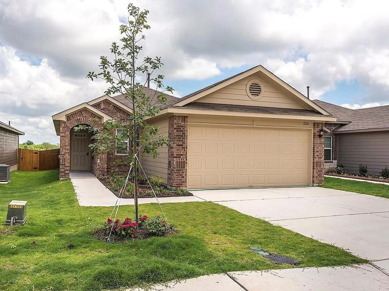224 Lake Gln - Photo 2 of 18