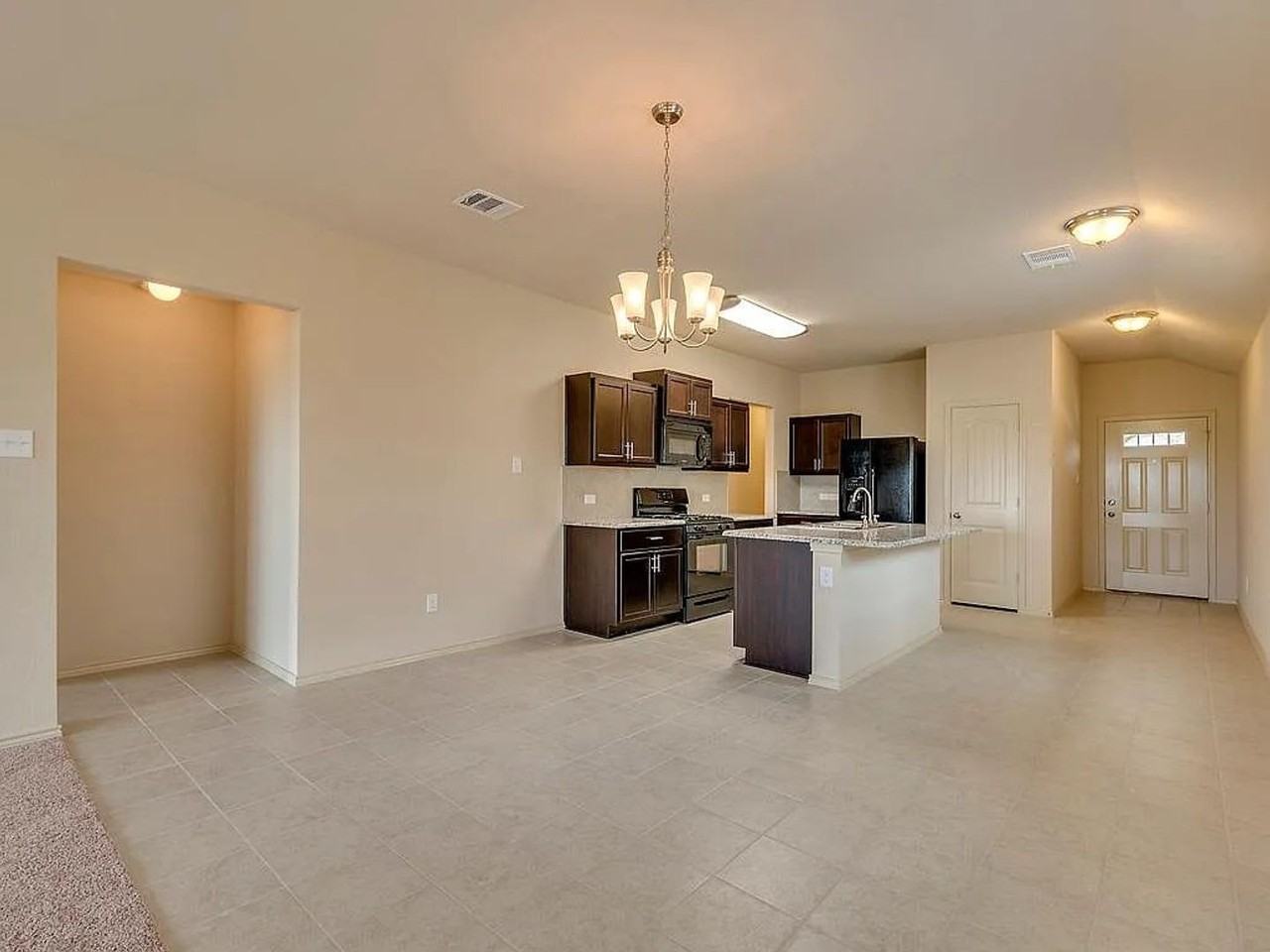 224 Lake Gln - Photo 4 of 18
