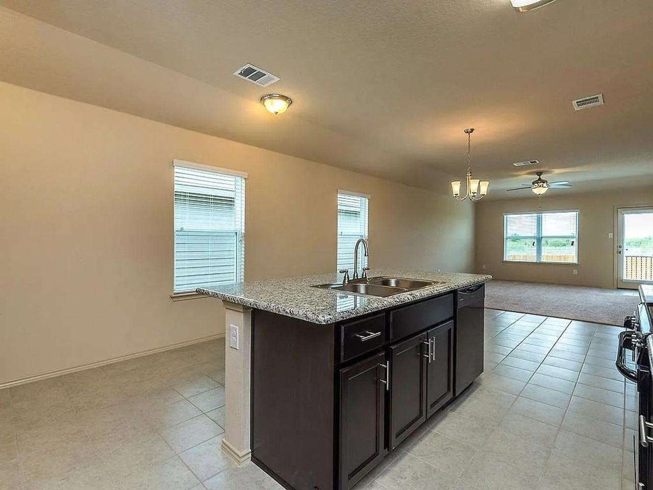 224 Lake Gln - Photo 5 of 18