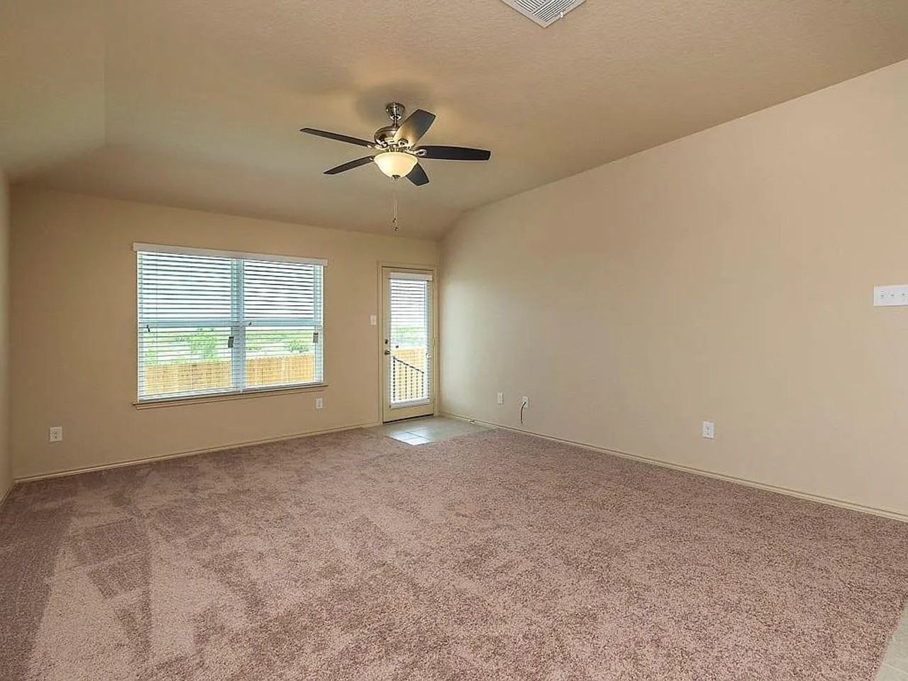 224 Lake Gln - Photo 6 of 18